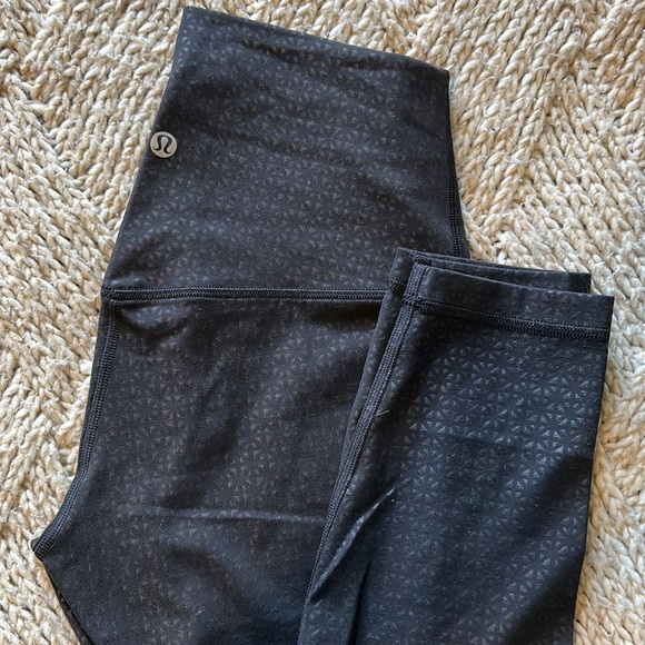 Lululemon black printed leggings - Picture 1 of 9